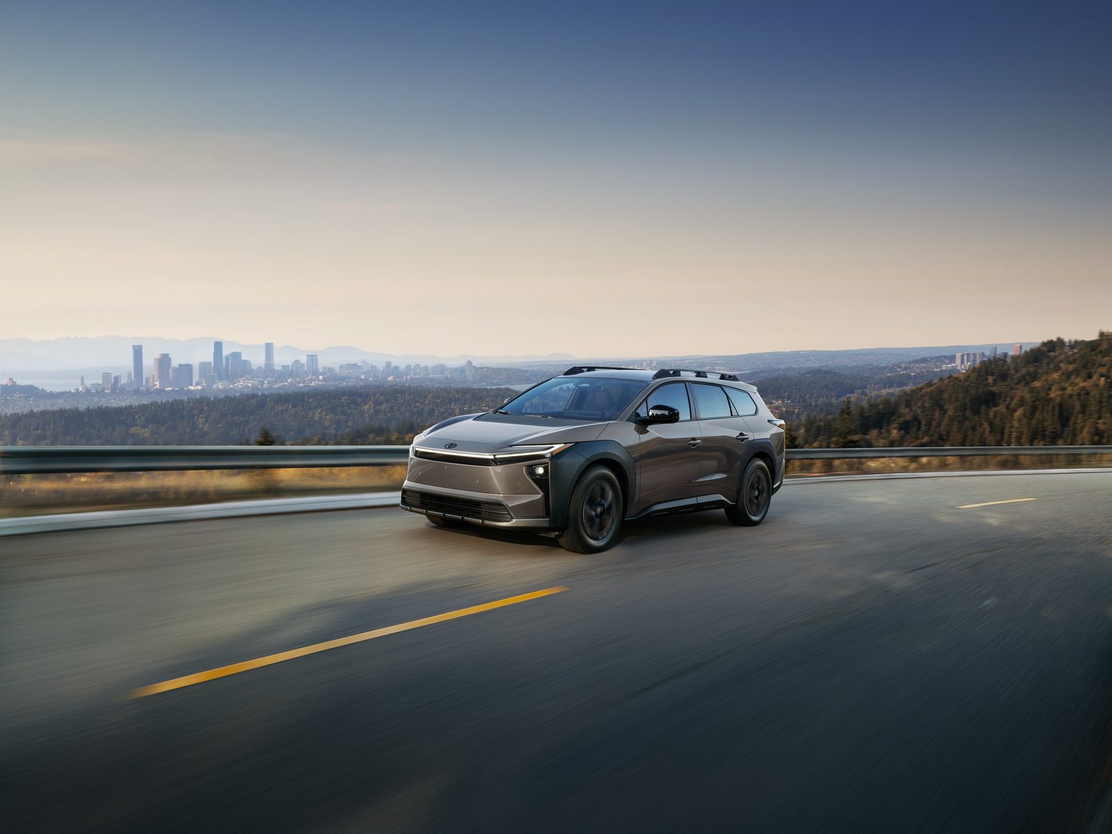 Toyota bZ Woodland 2026 — главное фото модели, экстерьер, front 3q urban, рынок US