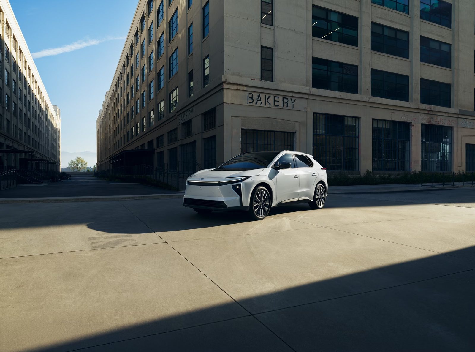 Toyota bZ 2026 — экстерьер, side profile city, рынок US