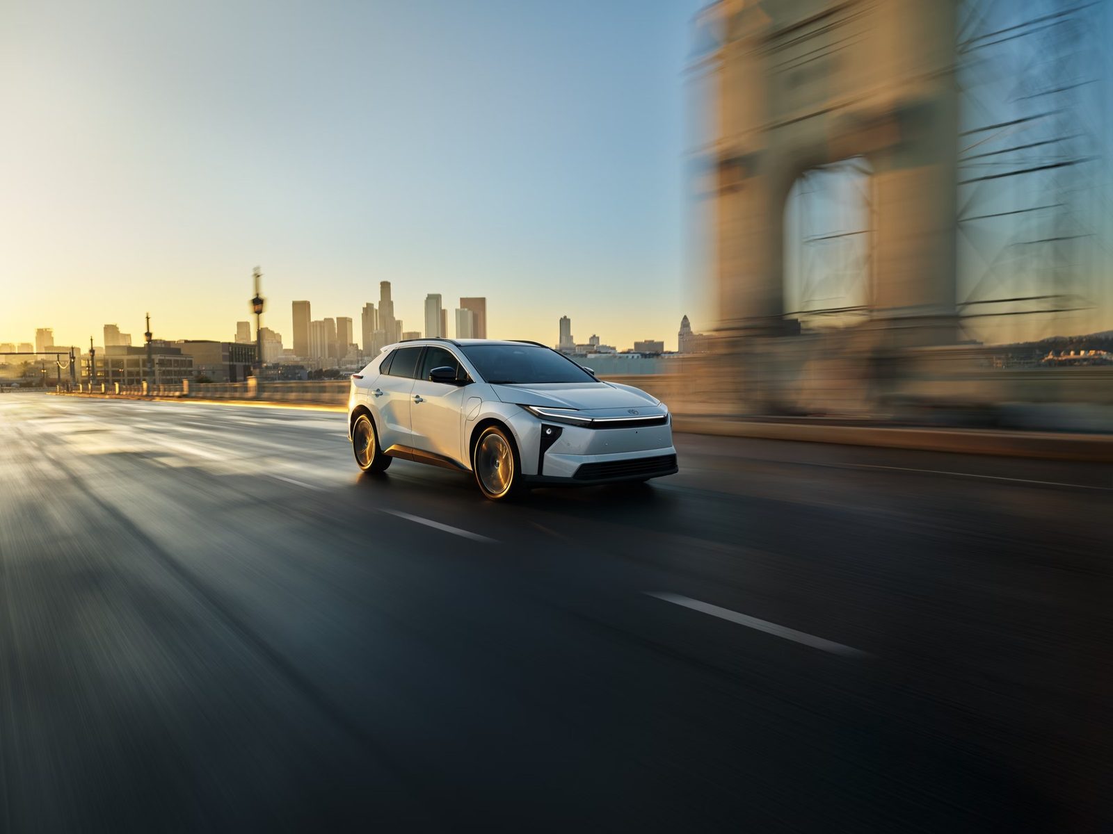 Toyota bZ 2026 — экстерьер, front 3q city motion, рынок US
