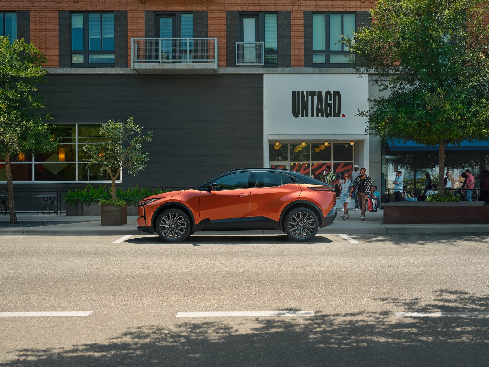 Toyota C-HR EV 2026 — экстерьер, вид сзади 3/4, рынок US / EU reference
