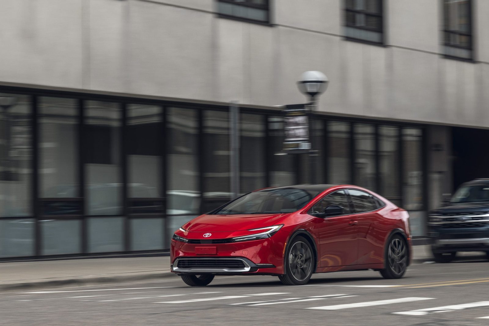 Toyota Prius Plug-in Hybrid 2023 — экстерьер, вид спереди 3/4, рынок US