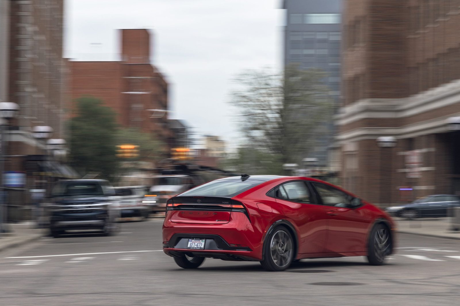 Toyota Prius Plug-in Hybrid 2023 — экстерьер, rear 3q motion, рынок US