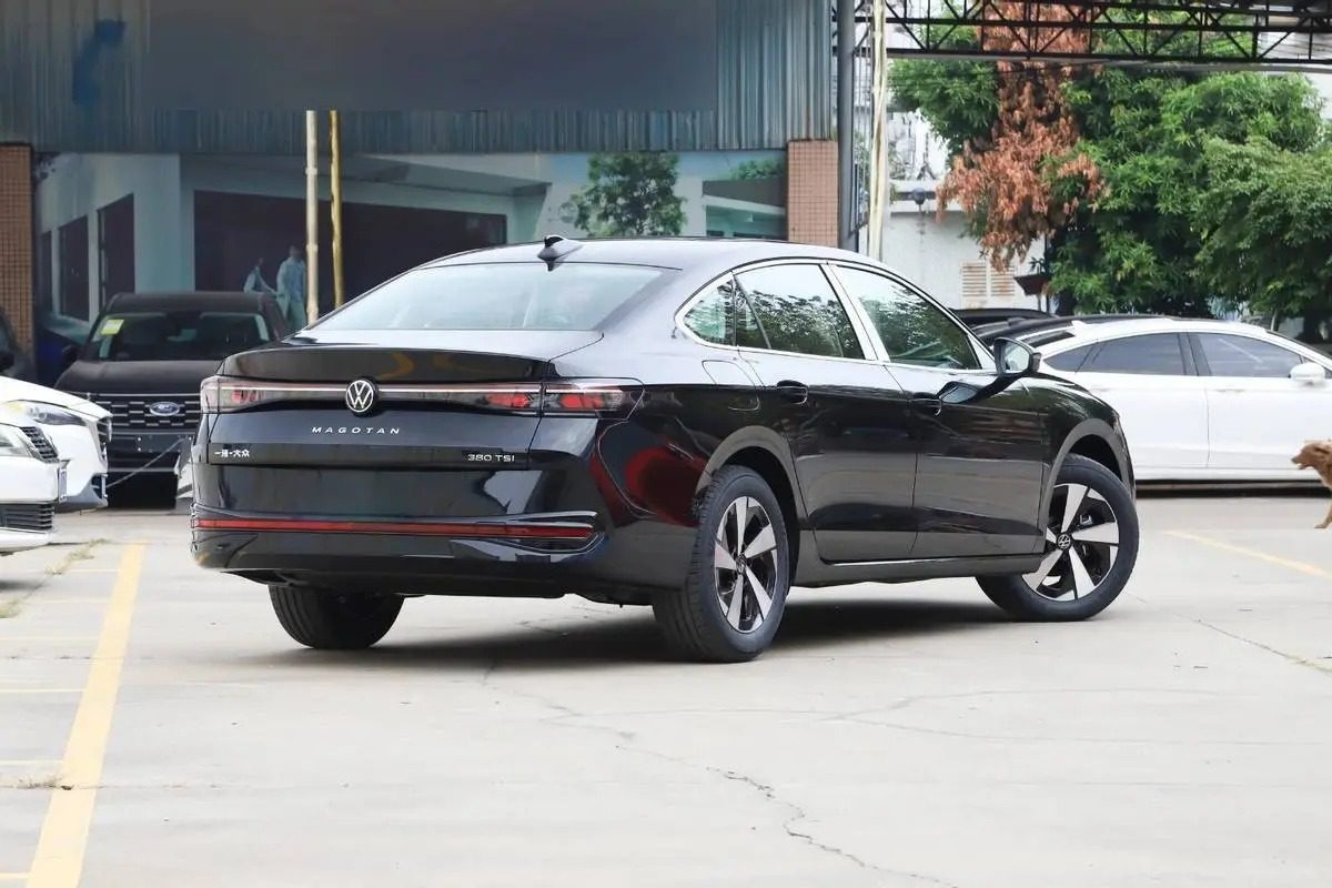 Volkswagen Magotan PHEV China 2026 — экстерьер, вид сзади 3/4, рынок internal_mvp