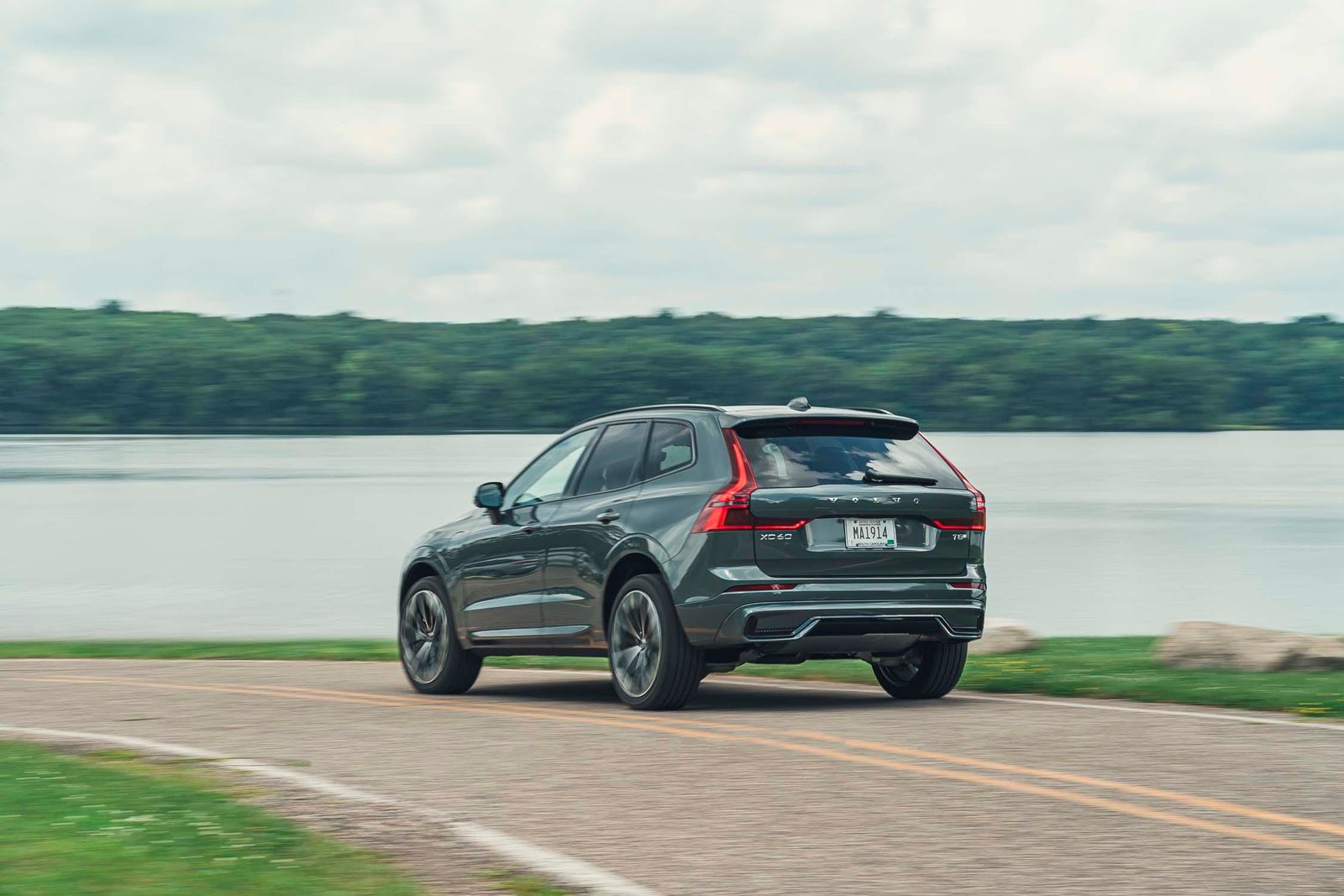 Volvo XC60 T8 China 2026 — экстерьер, вид сзади 3/4, рынок editorial reference for China T8