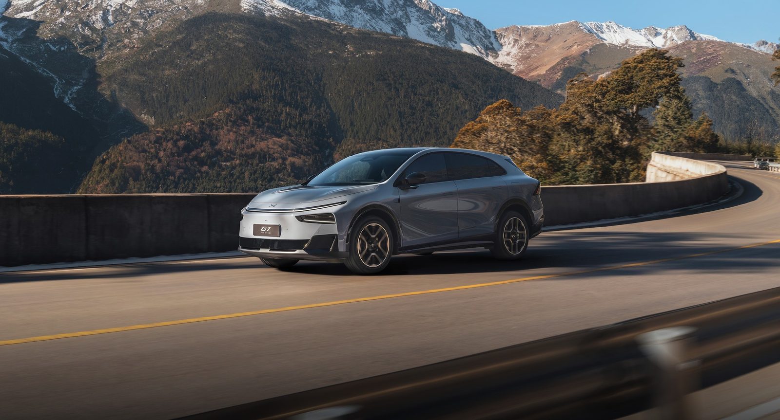 XPeng G7 EREV 2026 — экстерьер, front 3q driving, рынок china_reference