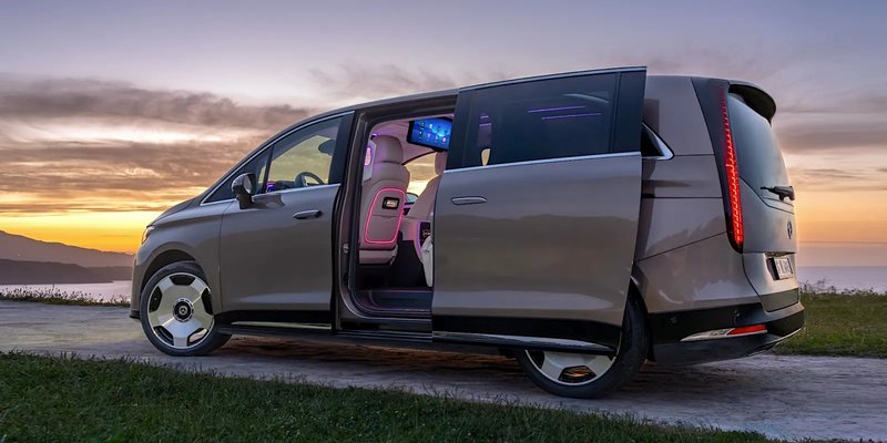 400 hp Mercedes-Benz VLE 300 combines limo luxury with lots of legroom
